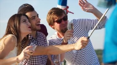 Mutlu arkadaş Yatında parti sırasında selfie yapma