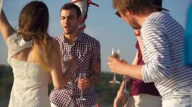 Parti sırasında yatta dans insanlar