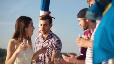 Yatta içecekler ve dans partisi