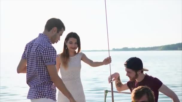 Amigos teniendo fiesta en el yate — Vídeo de stock