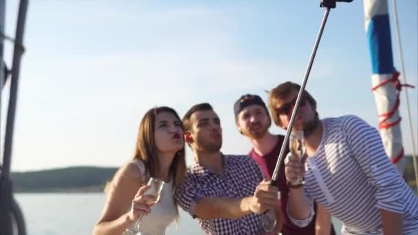 Mobiele selfie van vrienden die partij op het jacht — Stockvideo