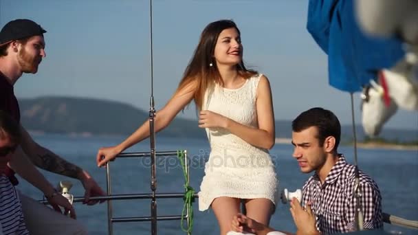 Une compagnie d'amis jeunes et modernes traîne sur un yacht en été — Video