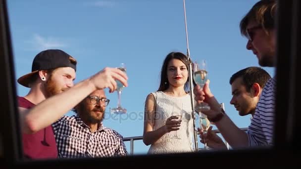 A társaság fiatal barátaim élvez, születésnapi bulit a jacht a nappali — Stock videók