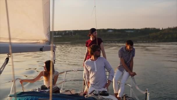 Amigos relaxando no iate ao pôr do sol — Vídeo de Stock