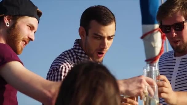 Amis cliquetis de lunettes pendant la fête sur le yacht — Video