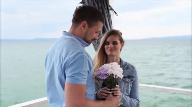 Romantik koca eşi şirin bir buket terasta alır.