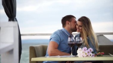 Gönül eşlerin birbirlerine suya yakın restoranda okşamak, şarap içerler