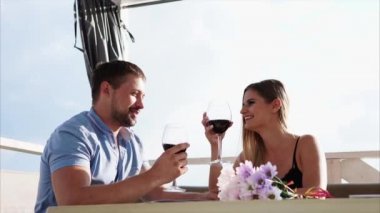 Genç bir çift bir restoranda yıldönümünü kutlamak, aşık şarap içmek