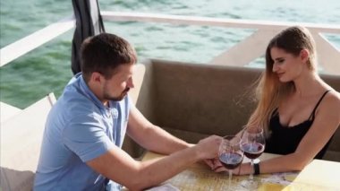 İki sevgi dolu ruh birbirlerine restoranda konuşuyorsun.