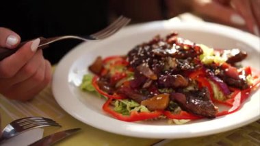 Yakın atış sıcak bir salata, bir kişi bir restoranda bir çatal ile yemek olacak