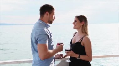 Adam ve karısı terasta konuşuyor.