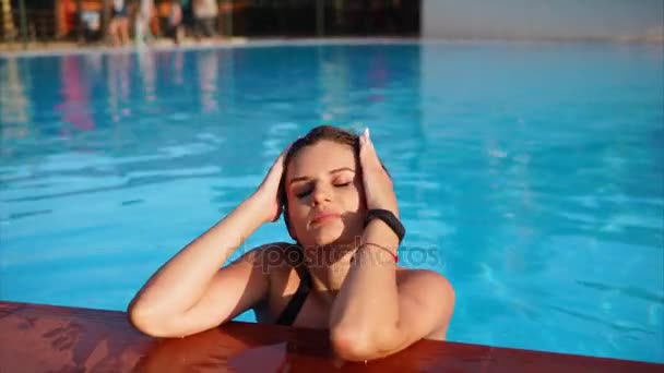 Sexy jovem loira tomando banho na piscina — Vídeo de Stock