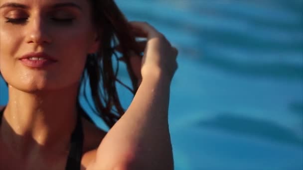 Portrét sexy dívka s mokrými vlasy proti vody v bazénu blue