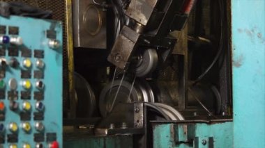 Şekillendirme için özel makinede çalışırken ayrıntı yakından bakmak.