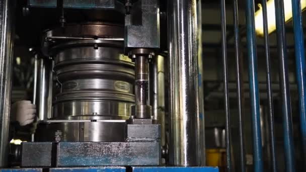 Details worden gebracht onder de pers in speciale machine. — Stockvideo