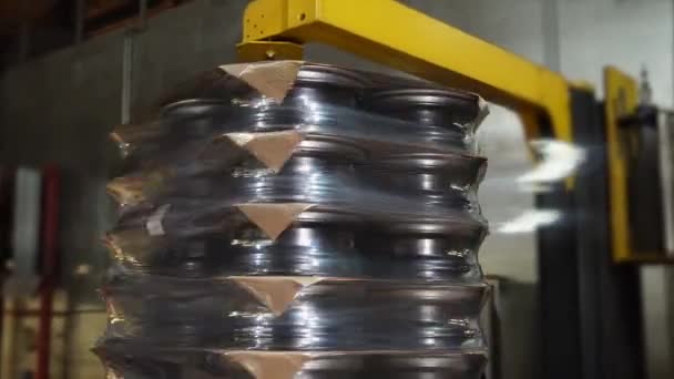 Regardez de près le produit fini en usine . — Video