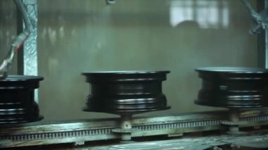 Konveyör bant boyama için odasında yeni jantlar.