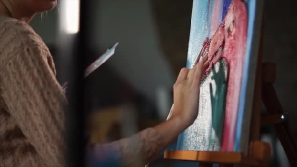Nahaufnahme einer Frauenhand, die Ölfarbe von Hand anbaut, um einen Kunsteffekt zu erzielen — Stockvideo
