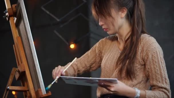 Ispirare donna sta disegnando il suo dipinto al coperto . — Video Stock
