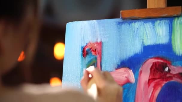 Jovem pintora está terminando o fundo de sua pintura . — Vídeo de Stock