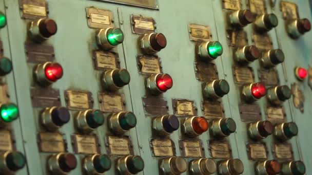 Gamla smutsiga Kontrollpanelen med gröna och röda knappar i anläggningen. — Stockvideo