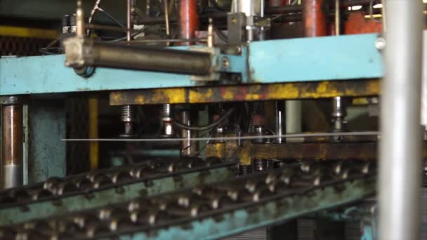 Automatische guillotine voor het snijden van metalen platen tijdens operatie in plant. — Stockvideo