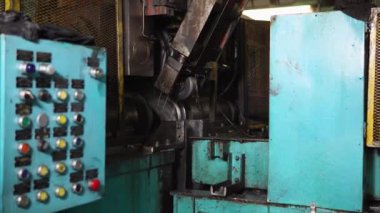 Otomatik haddeleme basın makine humps tekerlekli arabalar için yapıyor.