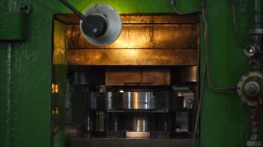 İşçiler Ayrıntıları Basın Makinesine Koy.