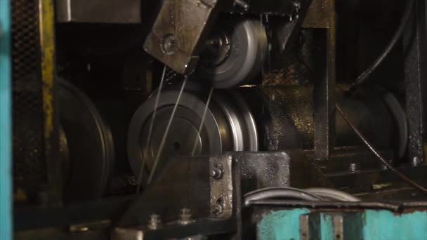 Автоматизированный процесс формирования горбов на металлических заготовках для колес автомобилей, крупным планом . — стоковое видео