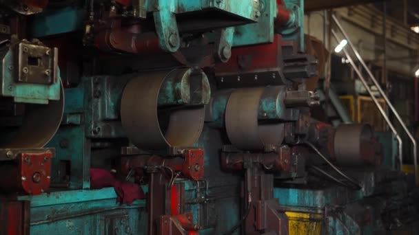 Automatyczna maszyna spawalnicza w warsztacie stalowej fabryki kół. — Wideo stockowe