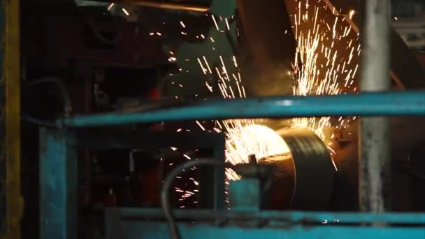 工作機械は車の車輪の上の縫い目を溶接します。. — ストック動画