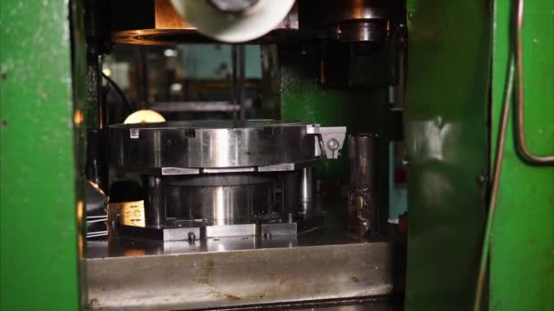 Alte Pressmaschine fertigt Formteile aus flachen Blechen. — Stockvideo