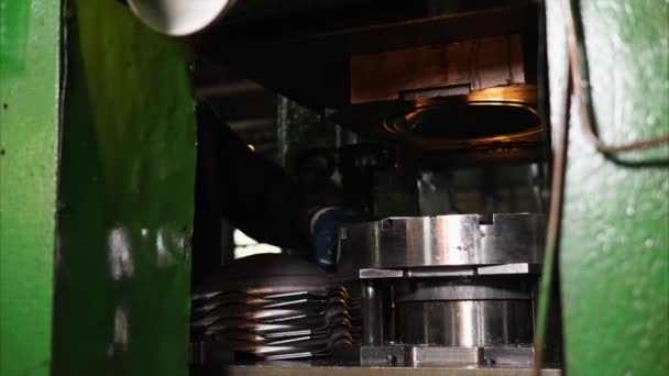 Oude press machine maakt gegoten details van plat metalen platen. — Stockvideo