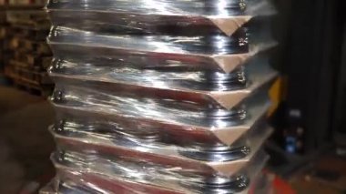Polyethylene Bantlı Mühürlü Çelik Disklerin Yüklediği Tahta Palet Paketleme.