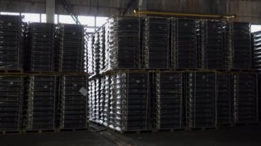 Paketlenmiş ve işaretli Paletler damgalı çelik diskler ile büyük karanlık depoda vardır.