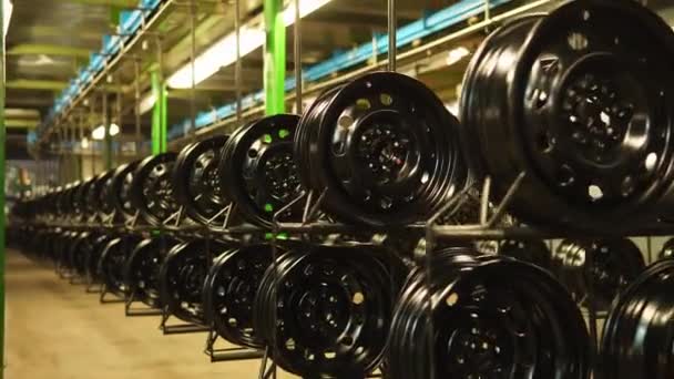 Felfüggesztett szállítószalag-val készített préselt acél féktárcsák, kamera mozog. — Stock videók