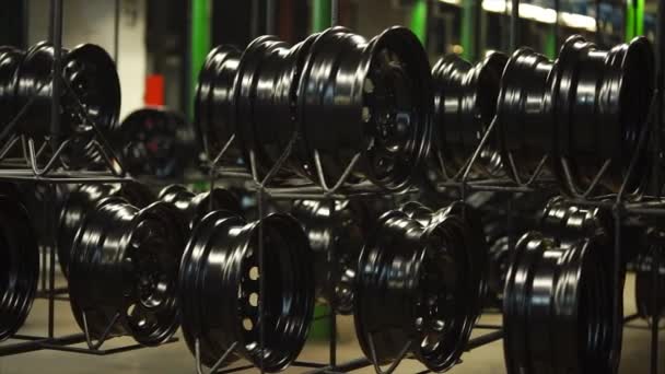 The conveor belt of finished rims. — Stock Video
