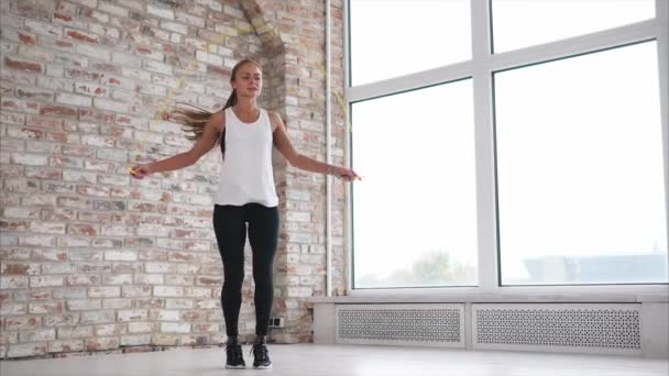 젊고 체육 여자 휘트니스 클럽에서 밧줄을 점프 하 여 근육을 따뜻하게 — 비디오
