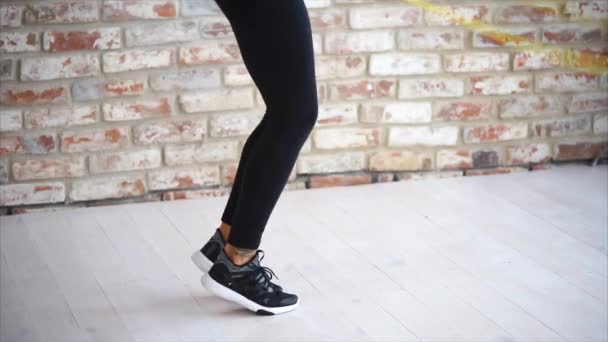 Detailní záběr záběr Zenske nohy v tělocvičně — Stock video