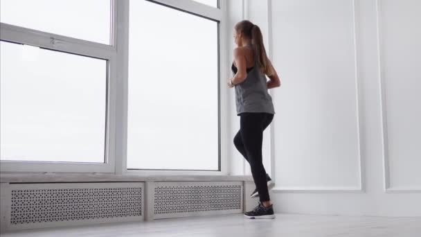 Fitness girl is working out with stepper. — Stock Video