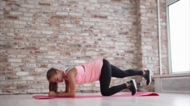 Güzel kadın yerdeki bir egzersiz yapıyor