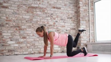 Kadın fitness Club bir poz gluteal kas güçlendirir