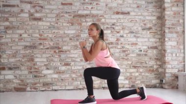 Kadın onu kalça spor salonunda üzerinde çalışıyor.