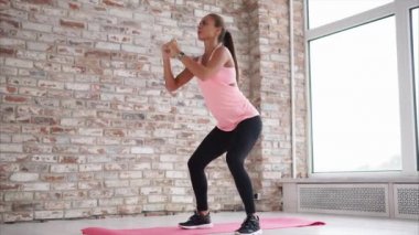 Genç güzel kadın ağız kavgası kapalı.