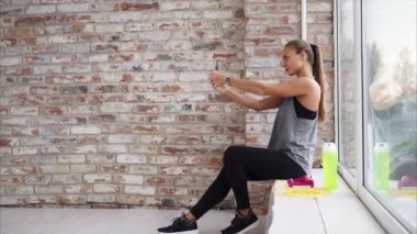 Güzel kadın selfie sonra eğitim alıyor.