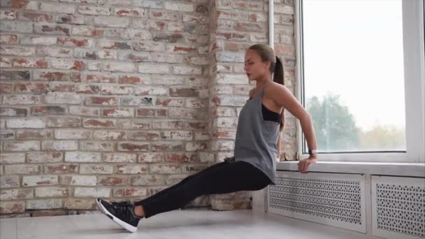 Mujer joven haciendo ejercicios deportivos para fortalecer los músculos de las manos — Vídeos de Stock