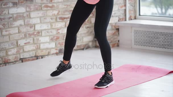 Fuerte womans piernas en cuclillas en el gimnasio . — Vídeo de stock