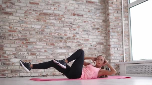 Jeune belle femme fait croque dans la salle de gym — Video