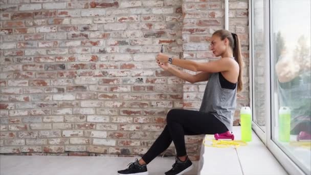 Hermosa mujer está tomando selfie después de entrenar . — Vídeo de stock