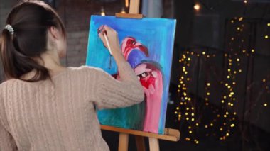 Ressam ayrıntıları egzotik kuşlar ile bitmiş çizime ekleme.